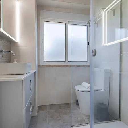 New By The Metro Iv Apartman