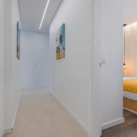 Appartement New By The Metro Iv *