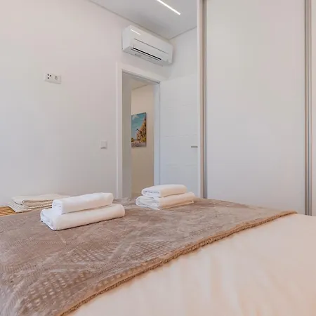 Appartement New By The Metro Iv